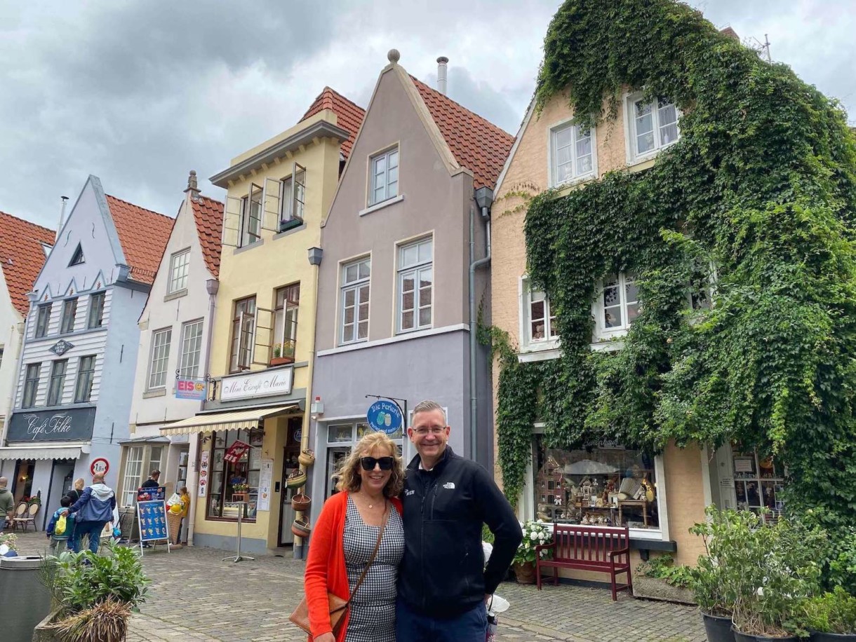 Customers in the Schnoor quarter in Bremen