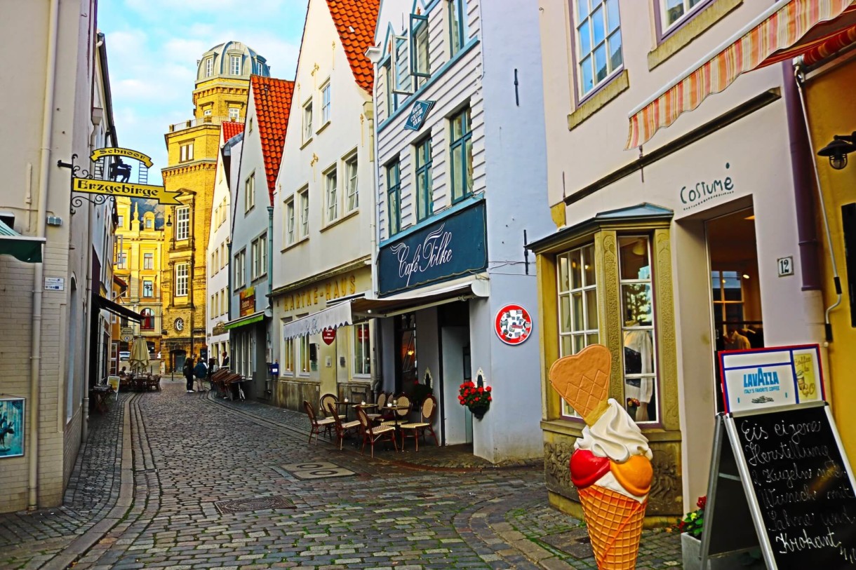 Cafés in the medieval Schnoor quarter in Bremen, Germany