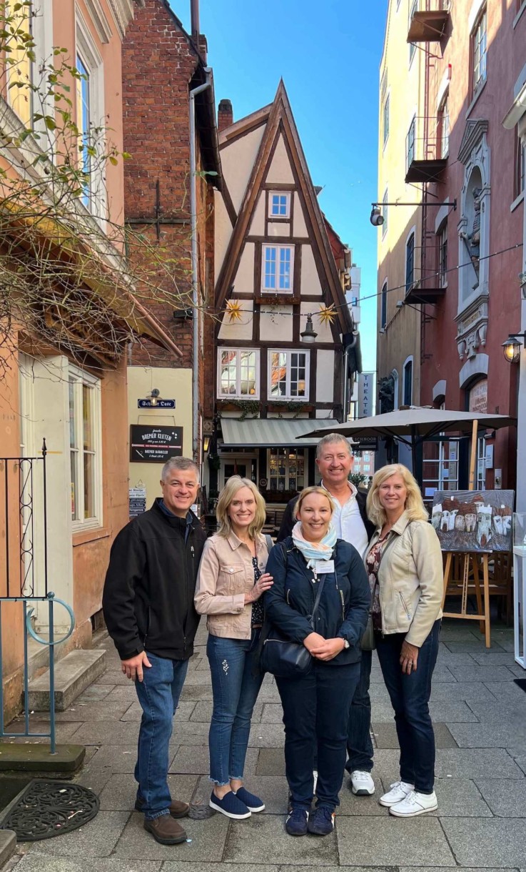 Customers in the Schnoor quarter in Bremen with ancestry tour guide Sonja Irani