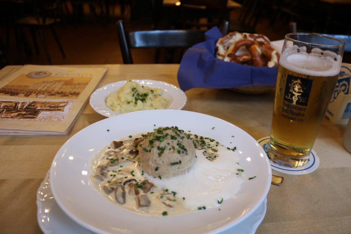 A vegetarian, Bavarian meal: Rahmschwammerl, potato salad, Prezels (Brezel) and... a beer of course! 