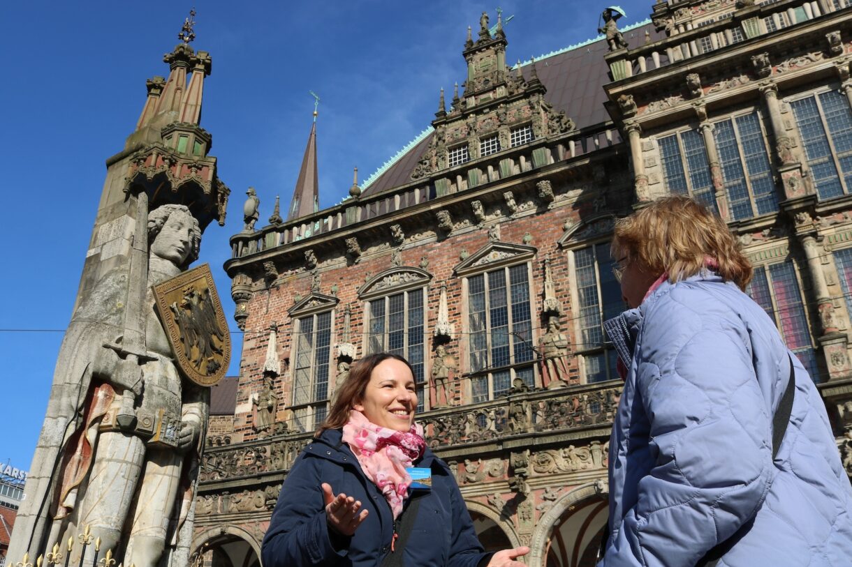 Tour Guide Sonja Irani tour guiding at the Roland statue in Bremen, Germany