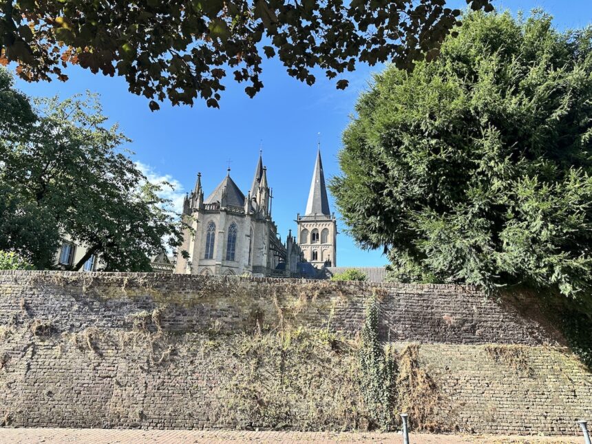 The medieval city of Xanten with St. Viktor Cathedral is very close to the Roman park