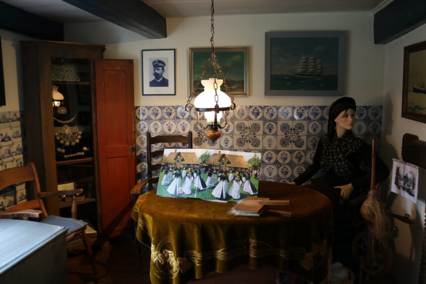 The inside of the "Öömrang Hüs" on Amrum with traditional folk dresses