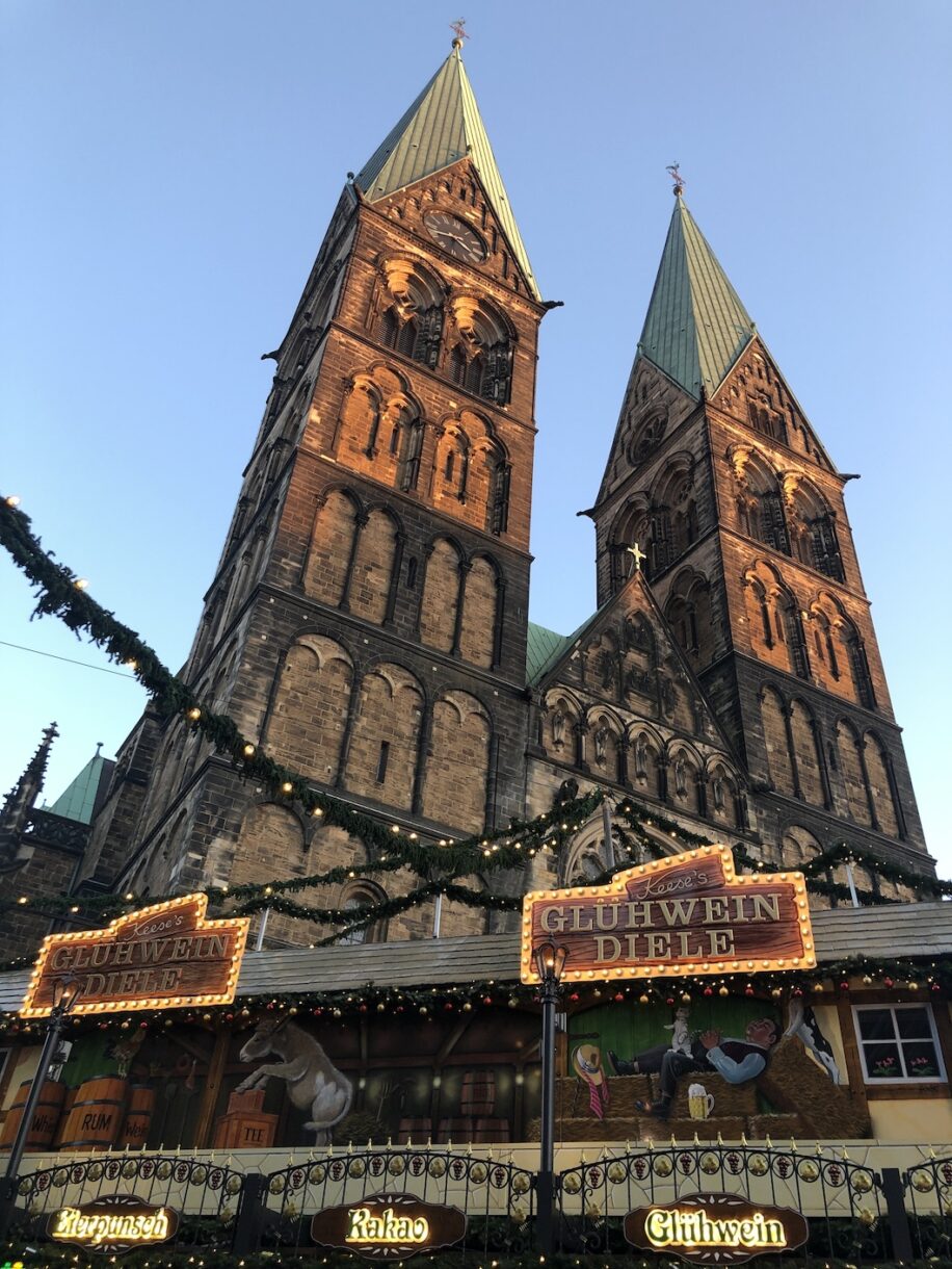 Stall for mulled wine in Bremen with Bremen Cathedral in the back.