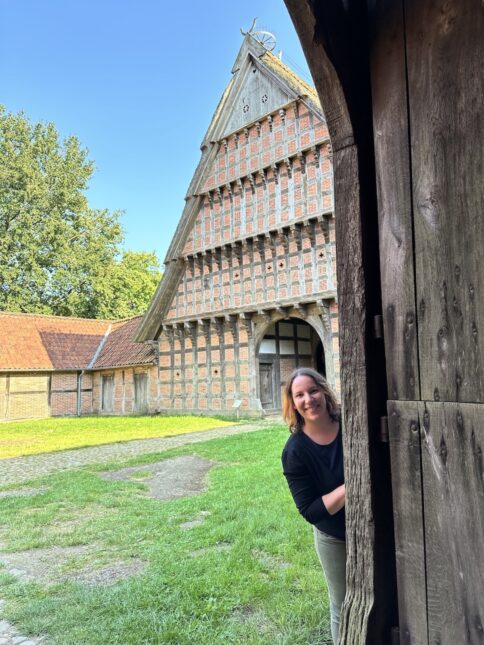 Tour guide Sonja Irani at a rich farmer's house in the Museumsdorf Cloppenburg